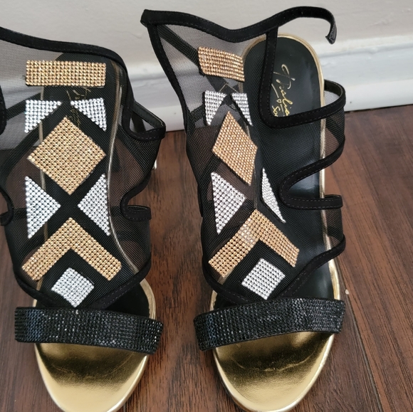 Cute black shoes with gold and sliver in it. Only worn it once - Picture 2 of 3